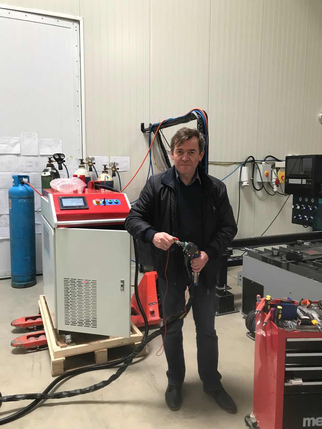 Hand-held laser welding machine with MAX CHUANGXIN fiber laser and QI LIN double pendulum handheld welding torch
